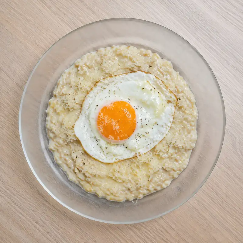 Овсянка с сыром и яйцом