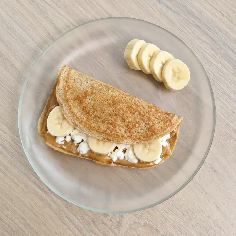 Овсяноблин с бананом и арахисовой пастой