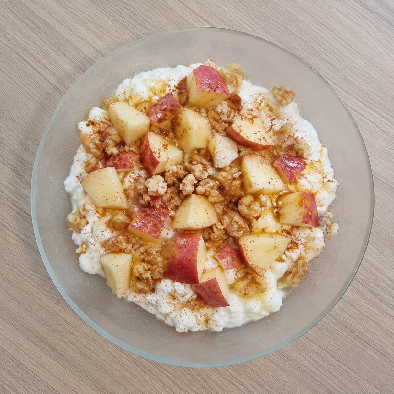 Творожная миска с яблоком и орехами