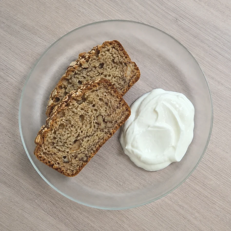 Банановый хлеб с орехами и йогуртом
